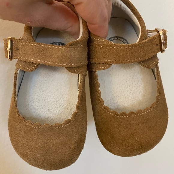 Whim and Wander by Sweet Honey Tan Scallop Suede Mary Janes Toddler Size 6 - Picture 2 of 8